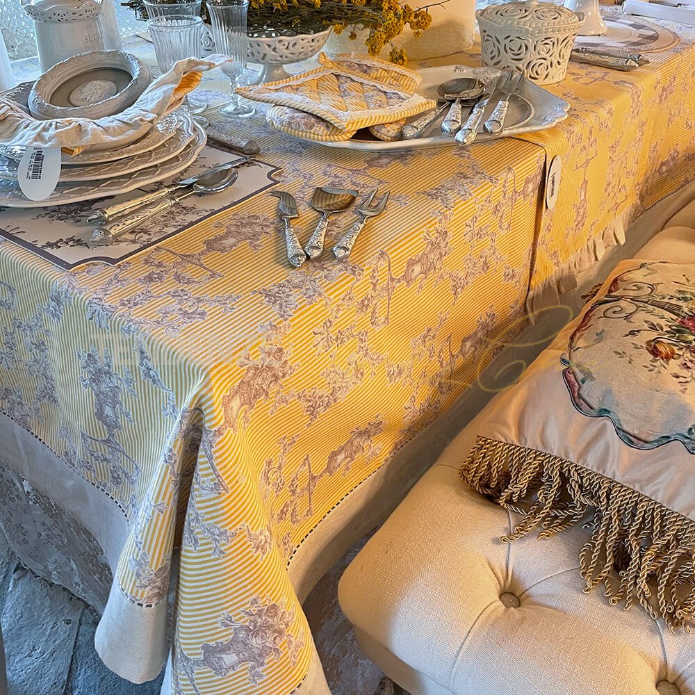 Tovaglia con bordo in lino ” Toile de Jouy ” 150×220+20 gialla Blanc  Mariclò – La Giara – Oggettista e articoli da regalo